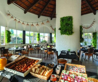 Salle de petit déjeuner avec buffet viennoiseries et confitures au Camping Le Calypso 5 étoiles
