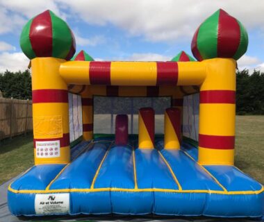 Pelouse avec château gonflable au Camping Le Cardinal