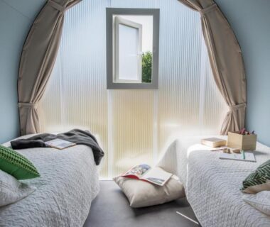 Intérieur avec deux lits dans l'hébergement du Camping Le Cardinal