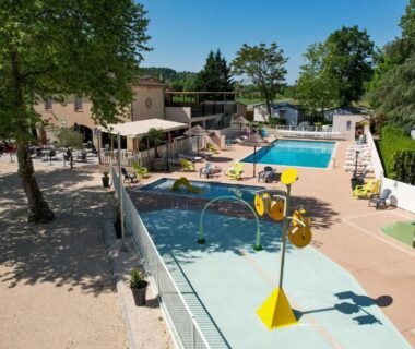 Espace aquatique avec pataugeoire et piscine au Camping Le Chassezac