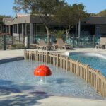 Piscine avec fontaine et bassin pour enfants au Camping Le Damier