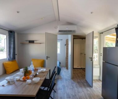 Séjour avec coin repas et kitchenette dans le Camping Le Damier
