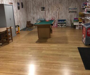 Salle de jeux avec billard et étagères au Camping Le Douzou