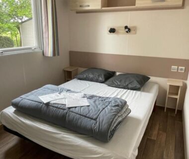 Chambre double avec lit et serviettes au Camping Le Jaunay ST GILLES-CROIX-DE-VIE