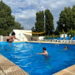 Piscine extérieure avec baigneurs au Camping Le Jaunay