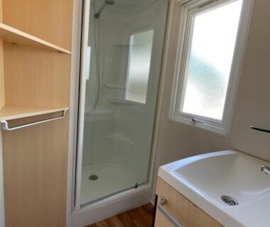 Salle d'eau avec cabine de douche et lavabo du Camping Le Jaunay ST GILLES-CROIX-DE-VIE