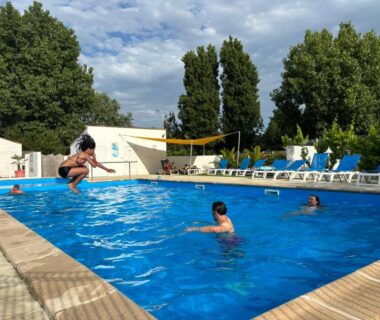 Piscine extérieure avec baigneurs au Camping Le Jaunay