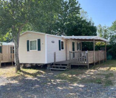 Mobil-home avec terrasse en bois sous arbres au Camping Le Jaunay ST GILLES-CROIX-DE-VIE