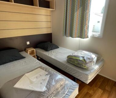 Chambre avec deux lits simples et fenêtre au Camping Le Jaunay ST GILLES-CROIX-DE-VIE