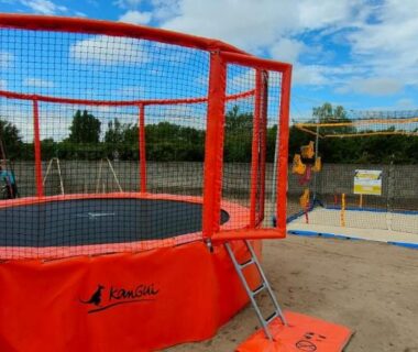 Aire de jeux avec trampoline au Camping Le Logis 3 étoiles
