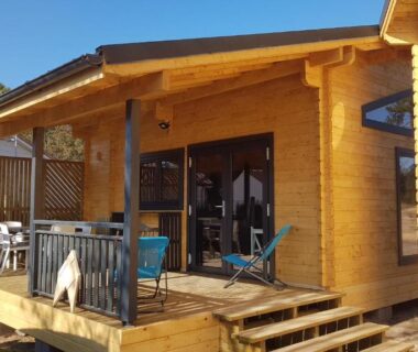 Terrasse en bois avec chaises et table du Camping Le Logis 3 étoiles