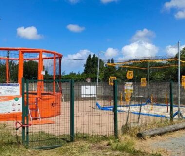 Aire de jeux avec trampoline et balançoires au Camping Le Logis 3 étoiles