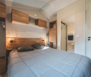 Chambre de mobil home avec lit double et salle d'eau au Camping Le Malazéou