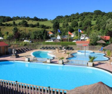 Piscine extérieure avec bassins et transats au Camping Le Marqueval