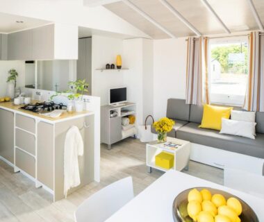 Intérieur séjour et kitchenette lumineux au Camping Le Marqueval