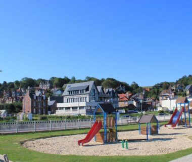 Aire de jeux avec toboggans sur sol sablé au camping Le Marqueval