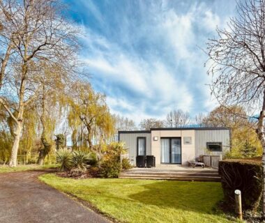 Pelouse et mobil-home moderne dans le camping Le Marqueval