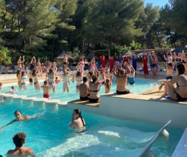 Piscine extérieure animée avec cours collectif au Camping Le Mas