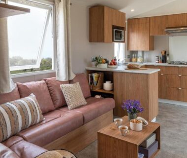 Intérieur de mobil-home avec salon et kitchenette au Camping Le Mas de Reilhe