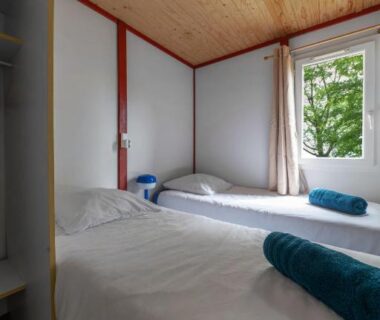 Chambre avec deux lits et fenêtre sur la nature dans le Cottage Le Mont Libre
