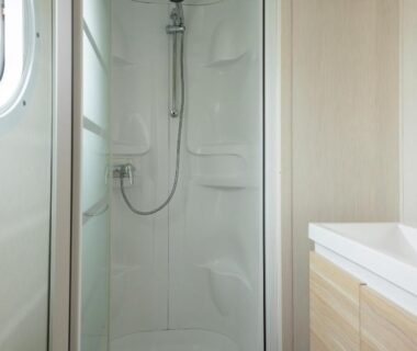 Salle de bain avec douche cabine et vasque du Camping Le Moténo Maeva