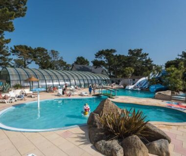 Piscine extérieure avec toboggan et bassin couvert au Camping Le Moténo Maeva