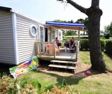 Terrasse du mobil-home sous arbre au Camping Le Moténo Maeva