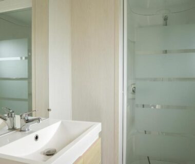 Salle de bain avec douche vitrée et lavabo dans le camping Le Moténo Maeva