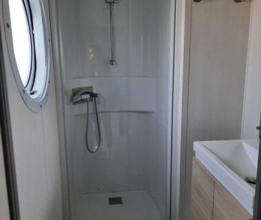 Salle de bain avec cabine de douche dans le mobil-home du Camping Le Moulin des Effres