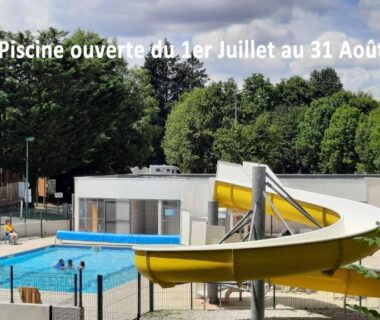 Piscine extérieure avec toboggan jaune au Camping Le Moulin des Effres