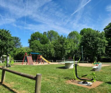 Aire de jeux avec structures et coin fitness au Camping Le Moulin des Effres