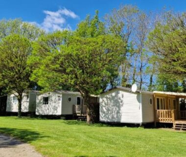 Allée de mobil-homes sur pelouse dans le Camping Le Moulin des Effres