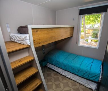 Chambre avec lits superposés dans l'hébergement du Camping Le Paradis Carcans Lacanau