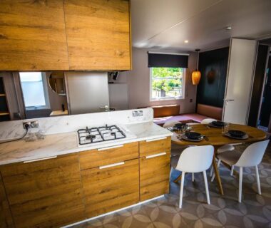 Cuisine et coin repas dans le mobil-home du Camping Le Paradis Carcans Lacanau