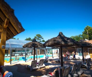 Espace piscine extérieur et bassin couvert au Camping Le Paradis Carcans Lacanau