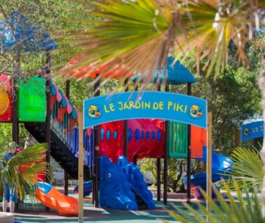 Aire de jeux colorée au Camping Le Paradis Carcans Lacanau