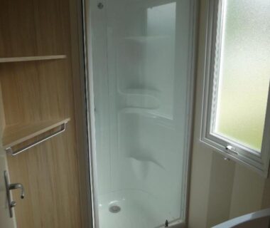 Salle de bain avec cabine de douche dans le mobil-home du Camping Le Perpetuum
