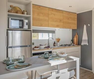 Cuisine équipée avec coin repas dans le Camping Le Perpetuum