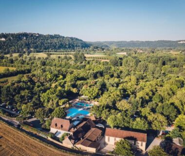 Piscine dans un parc boisé au Camping Le Perpetuum