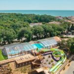 Complexe aquatique couvert avec toboggans vu du ciel dans le Camping Le Petit Rocher