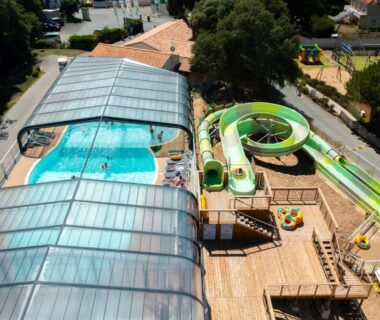 Complexe aquatique couvert avec piscine et toboggans au Camping Le Petit Rocher
