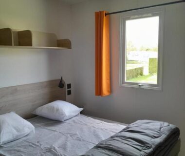 Chambre double avec lit et fenêtre au Camping Le Picard