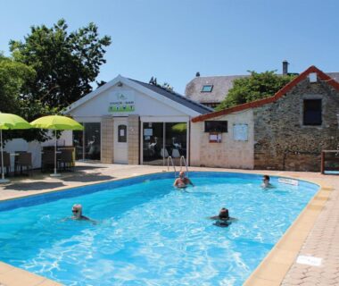 Piscine extérieure avec parasols au Camping Le Picard