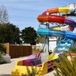 Parc aquatique avec toboggans et piscine au Camping Le Puits Rochais