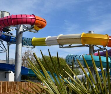 Parc aquatique avec toboggans au Camping Le Puits Rochais