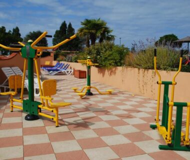 Terrasse avec appareils de fitness extérieurs au Camping Le Puits Rochais