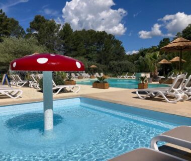 Pataugeoire à champignon et transats au Camping Le Relais de la bresque