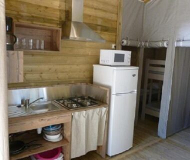 Intérieur avec kitchenette et lits superposés du Camping Le Relais de la bresque