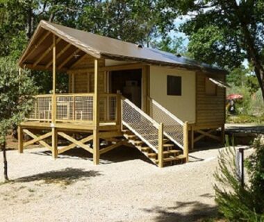 Mobil-home en bois sur pilotis avec terrasse ombragée au Camping Le Relais de la bresque