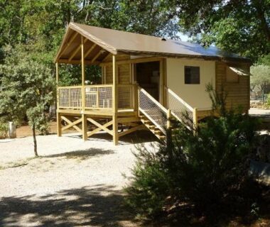 Chalet en bois avec terrasse ombragée au Camping Le Relais de la bresque